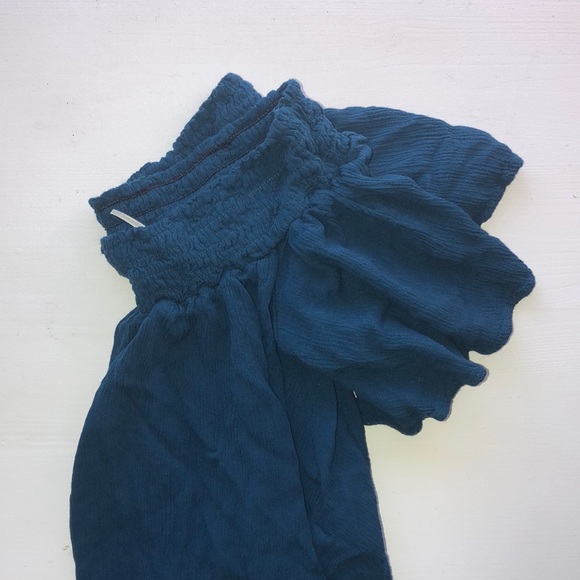 KIMCHI BLUE UO | off the shoulder smocked crop top - Picture 2 of 8